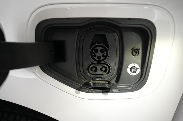 2023 Ford F-150 Lightning — photo 8 of 15