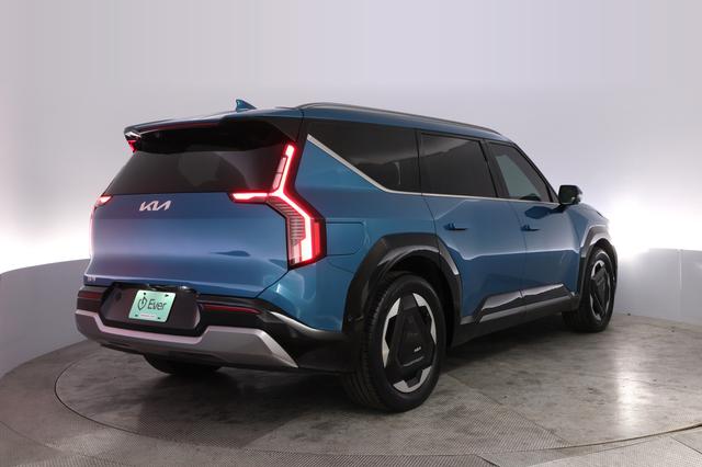 2024 Kia EV9 — photo 2 of 30