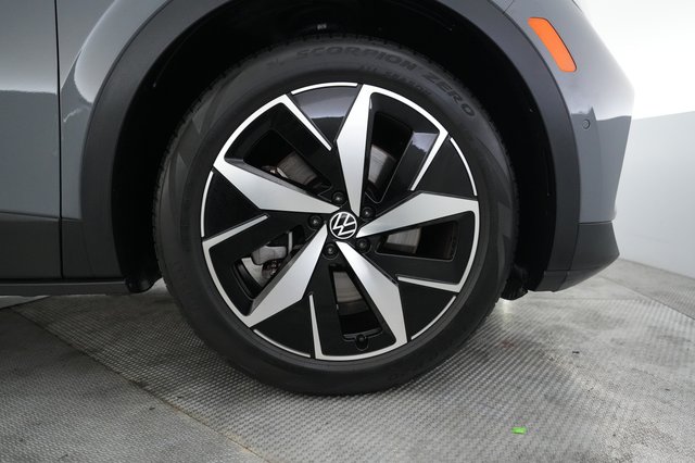 2024 Volkswagen ID.4 — photo 16 of 25