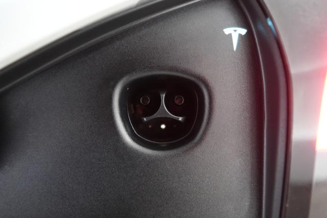 2025 Tesla Model S — photo 8 of 24