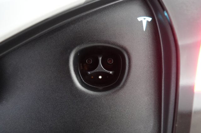 2025 Tesla Model S — photo 8 of 24