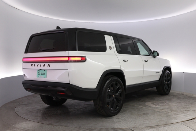 2025 Rivian R1S