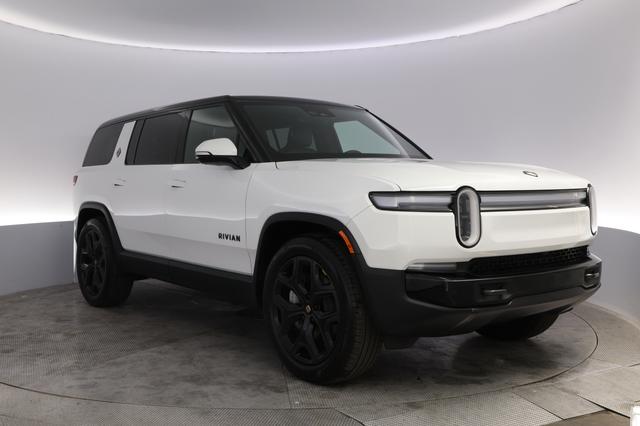2025 Rivian R1S — photo 10 of 28
