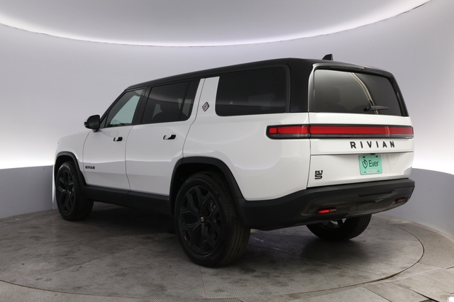 2025 Rivian R1S
