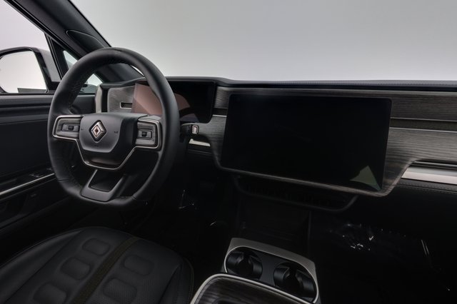2025 Rivian R1S — photo 22 of 28