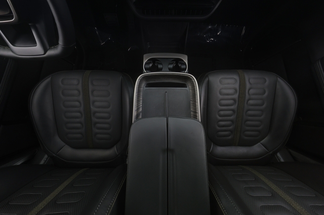 2025 Rivian R1S
