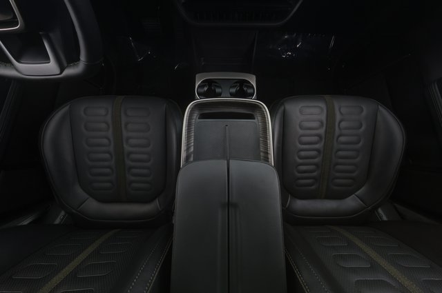 2025 Rivian R1S — photo 24 of 28