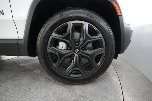2025 Rivian R1S — photo 16 of 28
