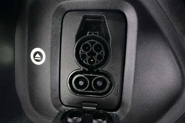 2025 Rivian R1S — photo 8 of 28