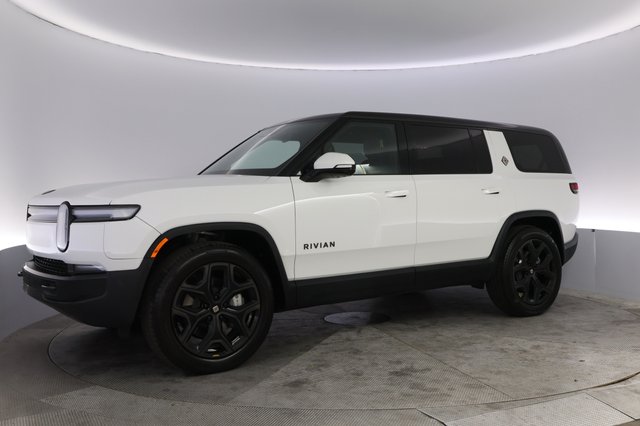 2025 Rivian R1S — photo 14 of 28