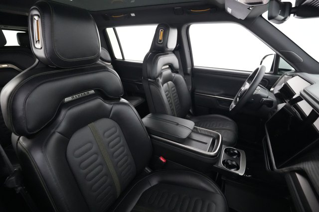 2025 Rivian R1S — photo 18 of 28