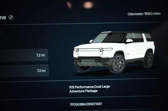 2025 Rivian R1S — photo 5 of 28