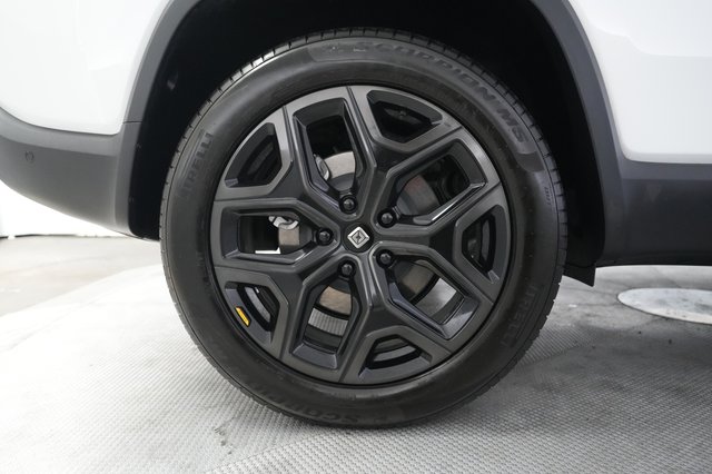 2025 Rivian R1S — photo 17 of 28