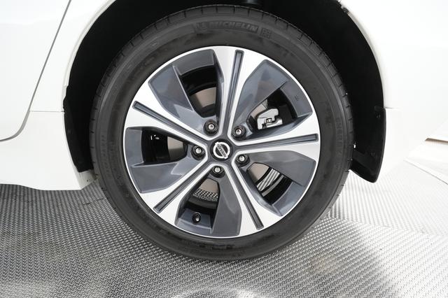 2022 Nissan Leaf — photo 10 of 21