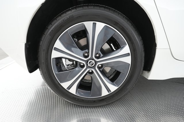 2022 Nissan Leaf — photo 12 of 21