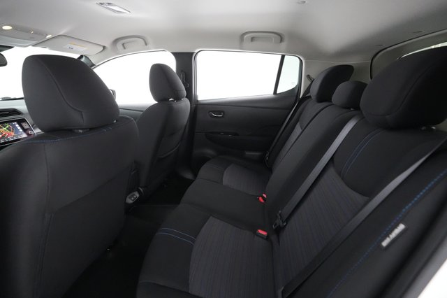 2022 Nissan Leaf — photo 13 of 21