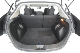 2022 Nissan Leaf — photo 14 of 21