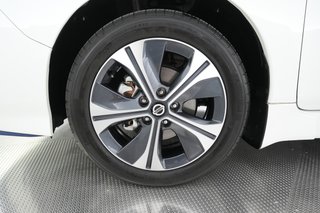 2022 Nissan Leaf — photo 11 of 21