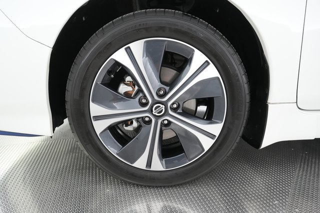 2022 Nissan Leaf — photo 11 of 21