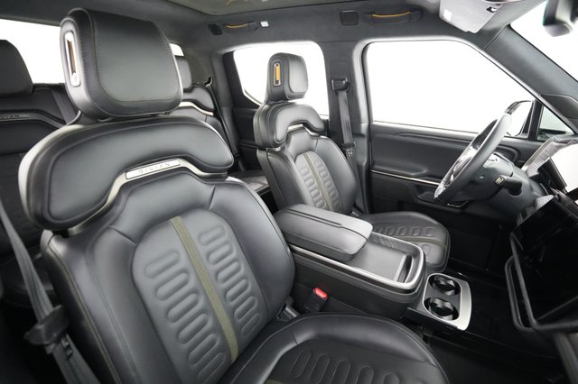 2023 Rivian R1T — photo 18 of 25