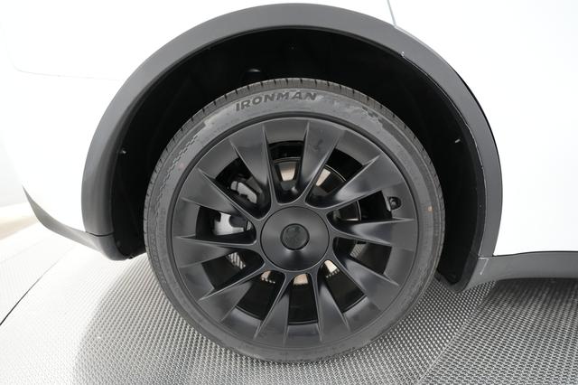 2023 Tesla Model Y — photo 7 of 26