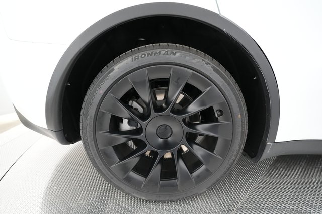 2023 Tesla Model Y — photo 7 of 26