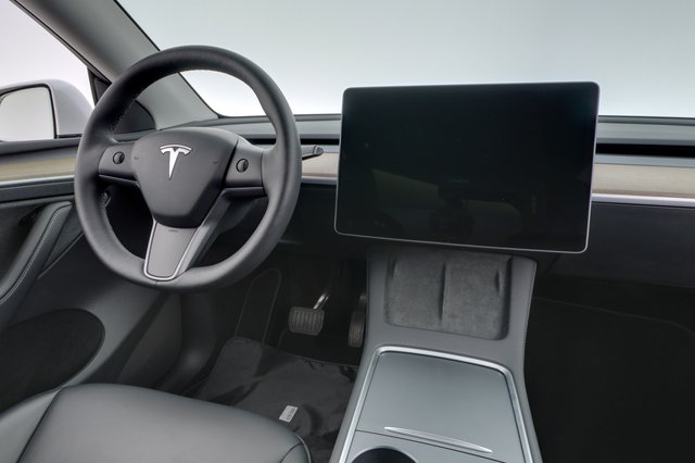 2023 Tesla Model Y — photo 18 of 26