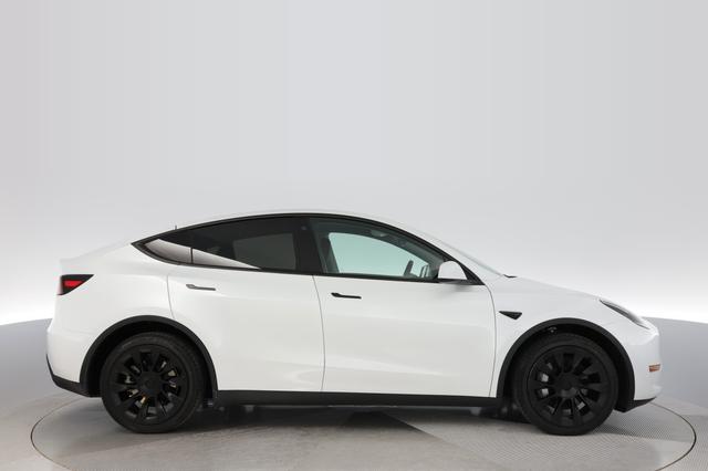 2023 Tesla Model Y — photo 10 of 26