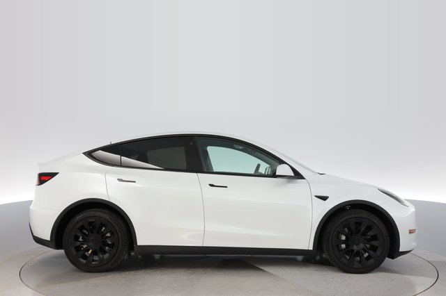 2023 Tesla Model Y — photo 10 of 26