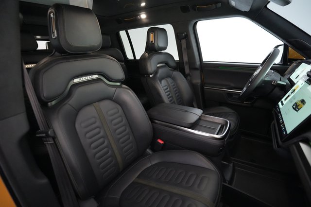 2023 Rivian R1S — photo 18 of 26