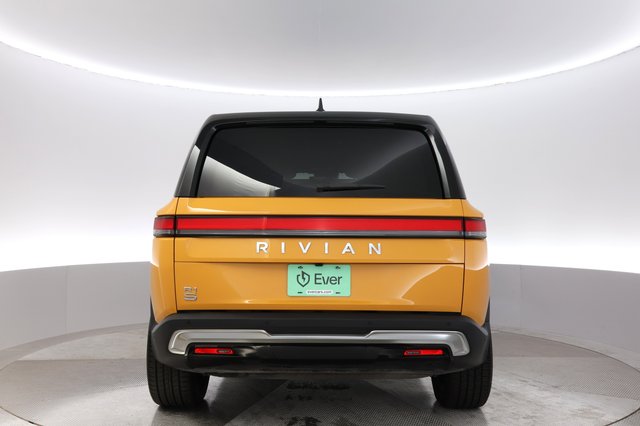 2023 Rivian R1S — photo 12 of 26