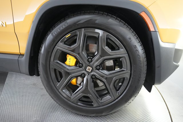 2023 Rivian R1S — photo 15 of 26