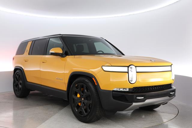 2023 Rivian R1S — photo 10 of 26
