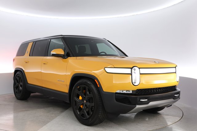 2023 Rivian R1S — photo 10 of 26