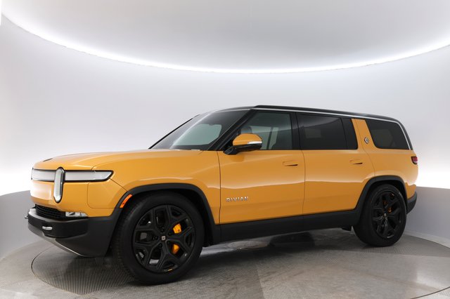 2023 Rivian R1S — photo 14 of 26