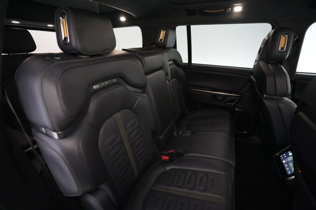 2023 Rivian R1S — photo 4 of 26