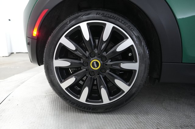 2022 MINI Cooper SE — photo 17 of 27