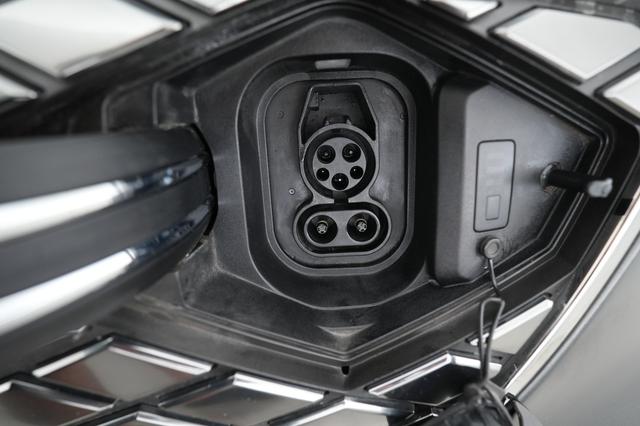 2023 Genesis Electrified GV70 — photo 8 of 22