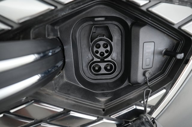 2023 Genesis Electrified GV70 — photo 8 of 22