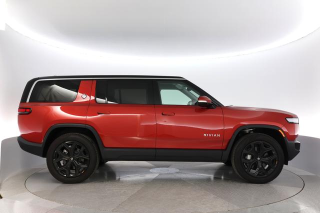 2024 Rivian R1S — photo 10 of 24