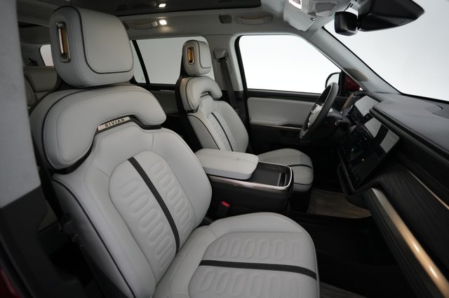 2024 Rivian R1S — photo 16 of 24