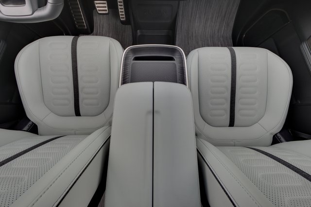 2024 Rivian R1S — photo 22 of 24