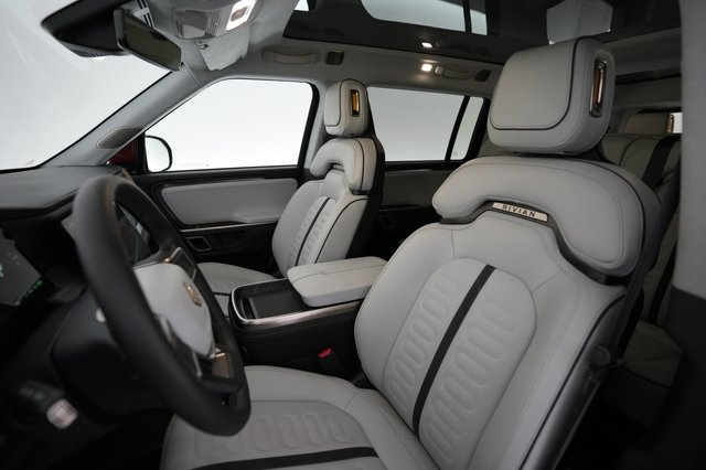 2024 Rivian R1S — photo 3 of 24