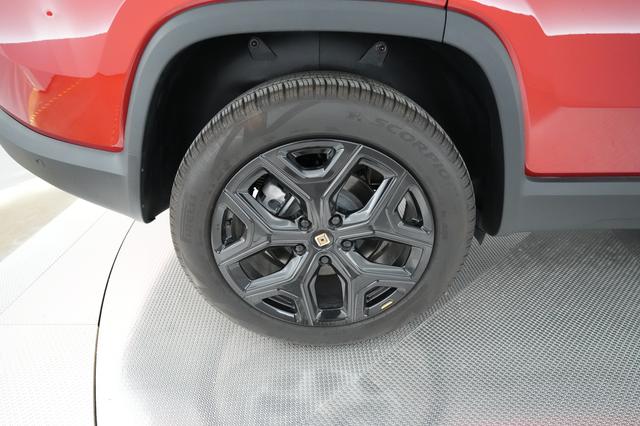 2024 Rivian R1S — photo 7 of 24