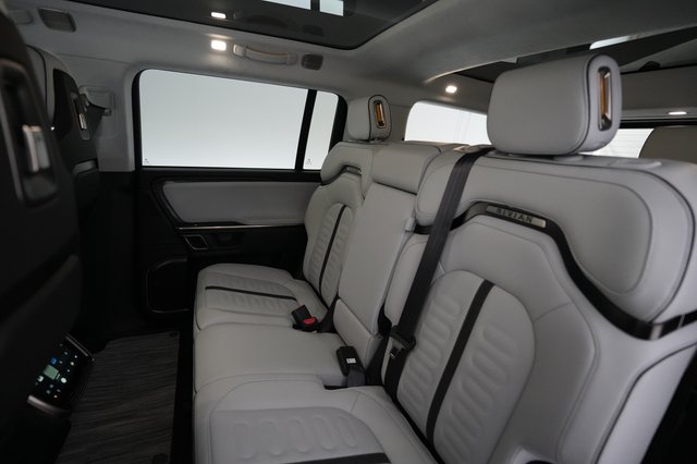 2024 Rivian R1S — photo 17 of 24