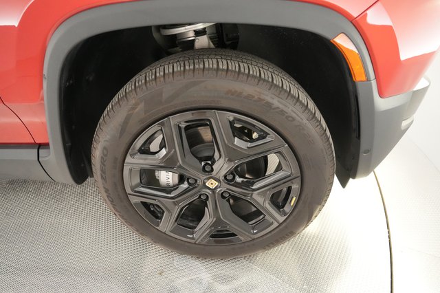 2024 Rivian R1S — photo 13 of 24