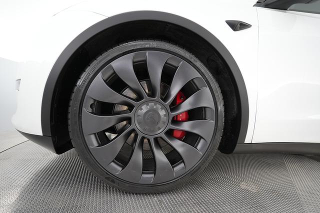 2024 Tesla Model Y — photo 7 of 32