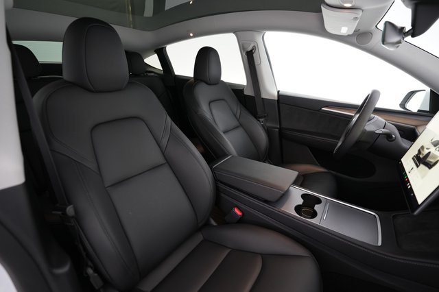 2024 Tesla Model Y — photo 18 of 32