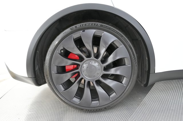 2024 Tesla Model Y — photo 17 of 32