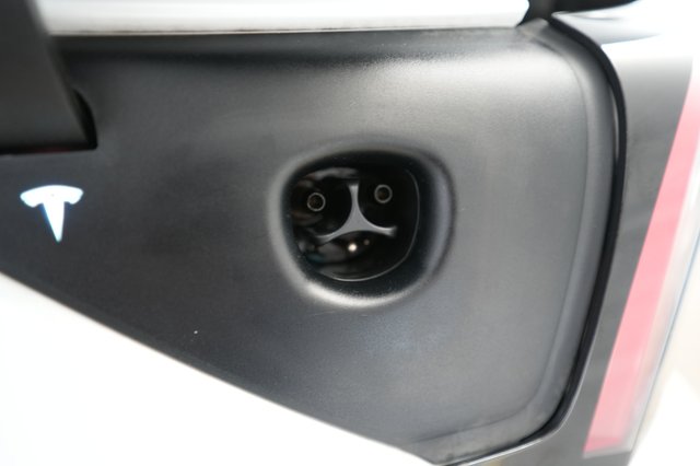 2024 Tesla Model Y — photo 8 of 32